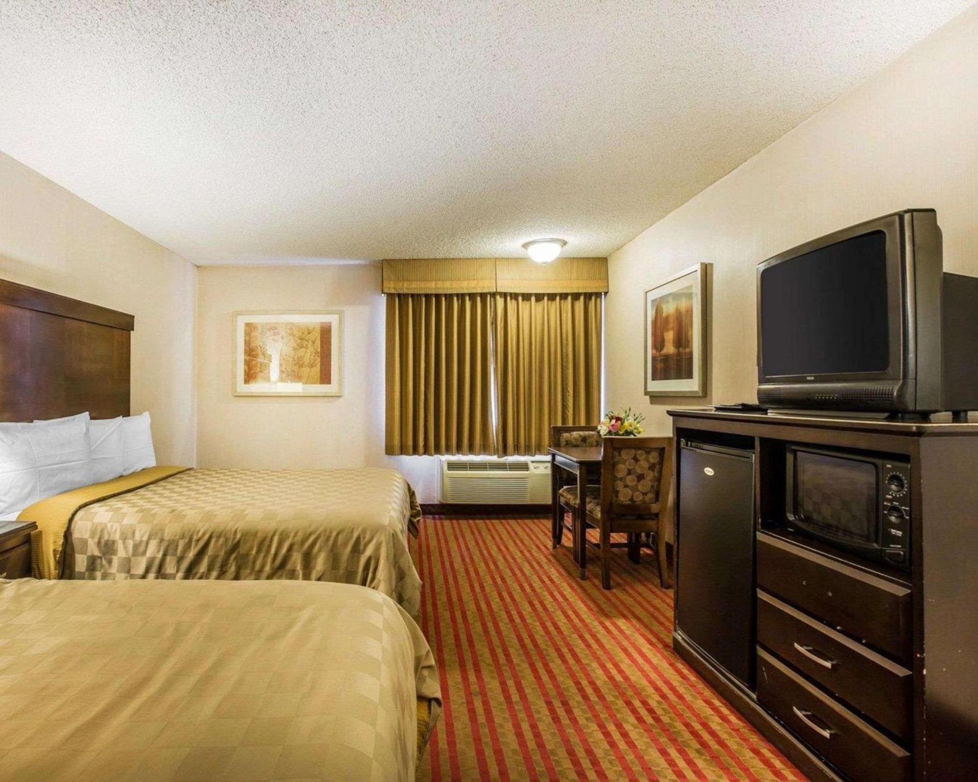 California Inn and Suites Bakersfield photo 12