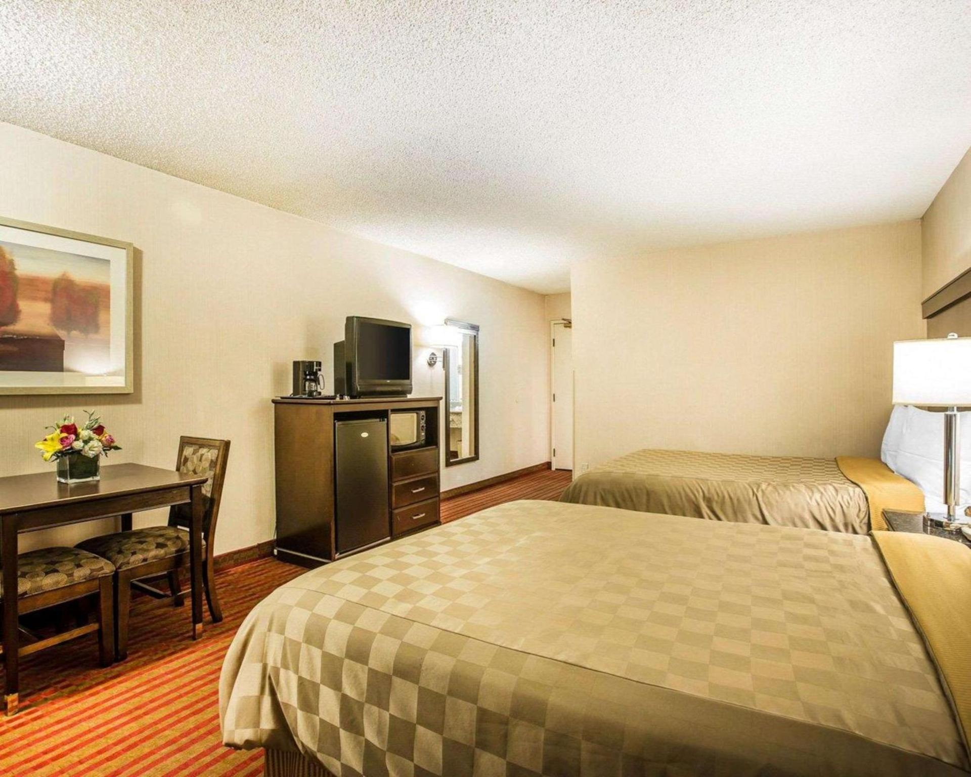 California Inn and Suites Bakersfield photo 11
