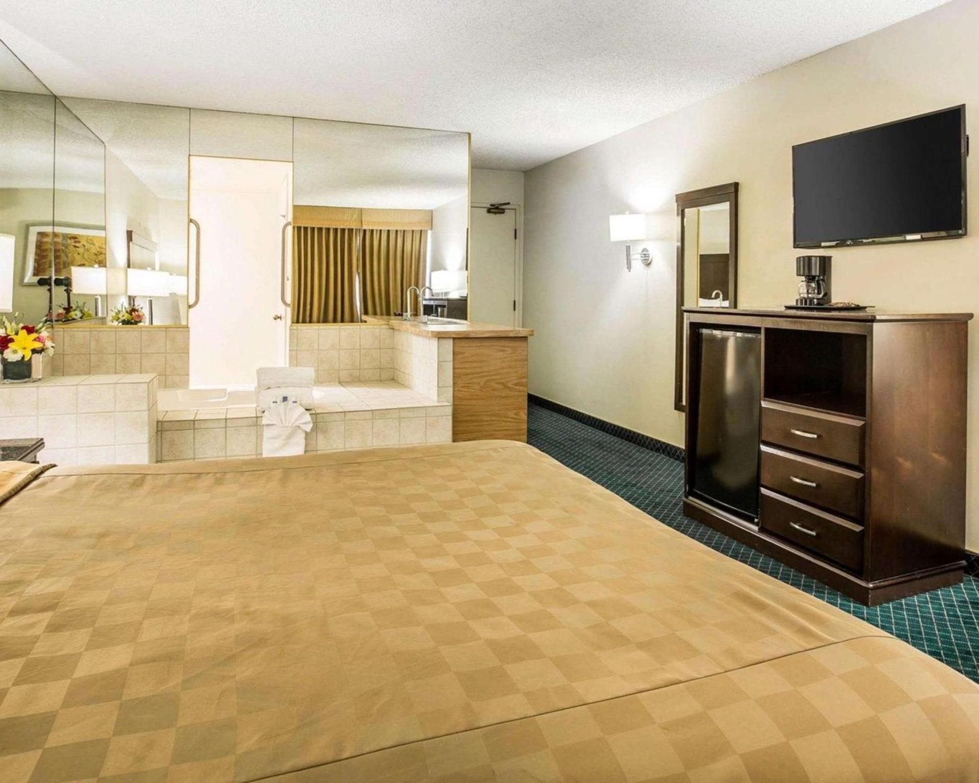 California Inn and Suites Bakersfield photo 17