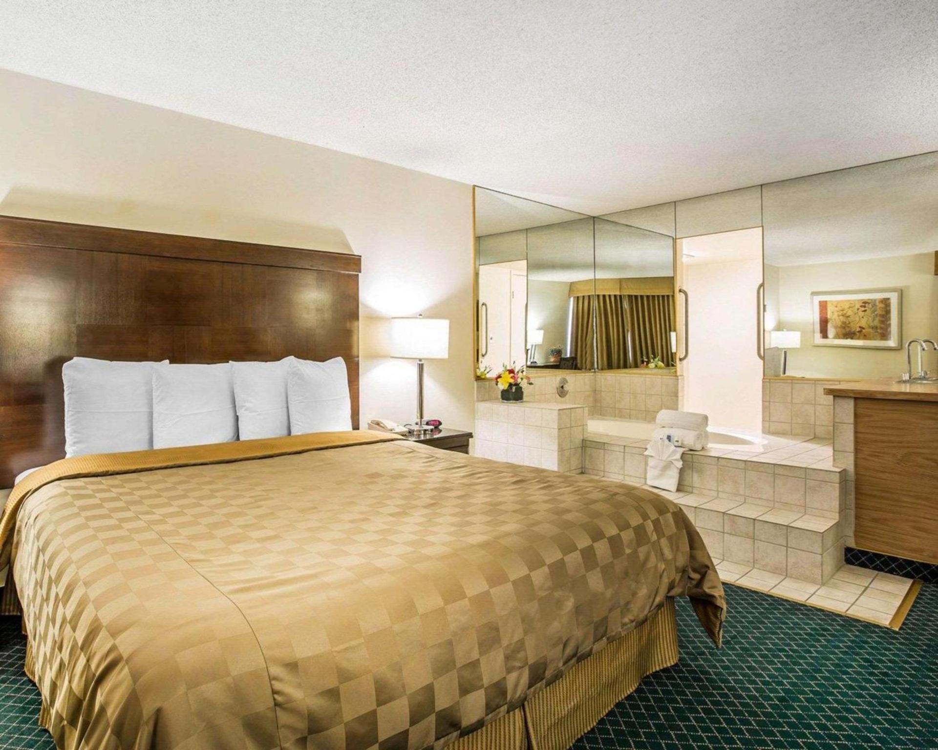 California Inn and Suites Bakersfield photo 21