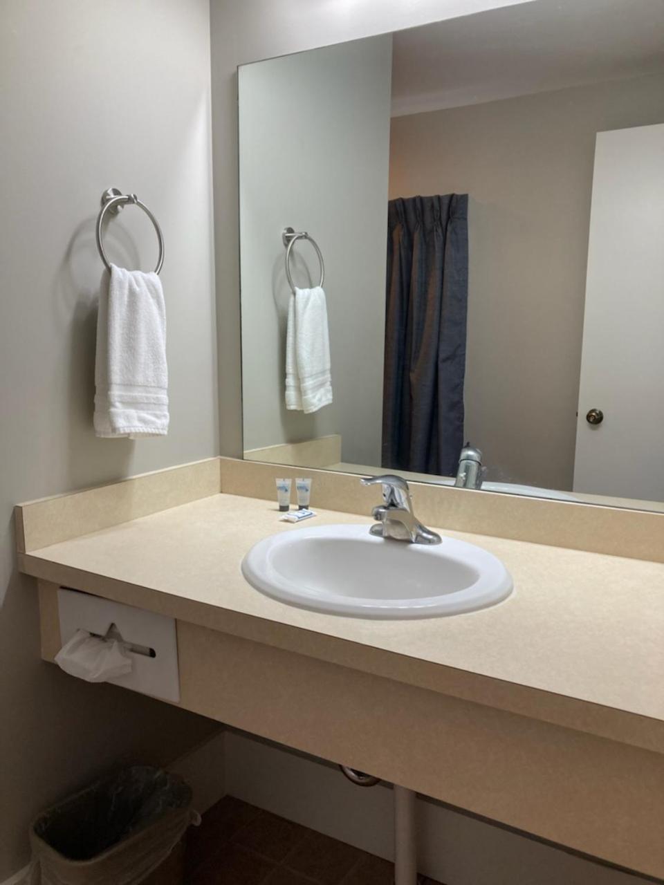 Country Squire Inn and Suites photo 35