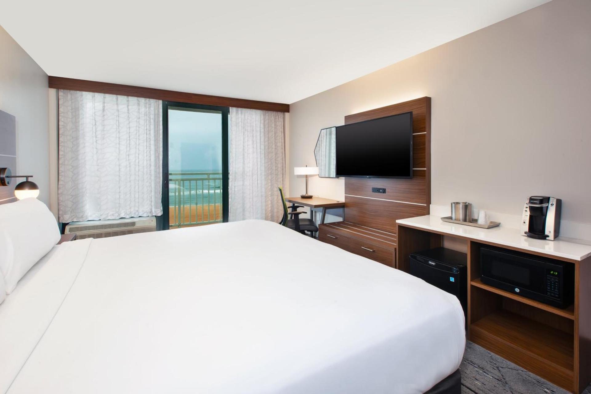 Holiday Inn Express & Suites VA Beach Oceanfront by IHG photo 35