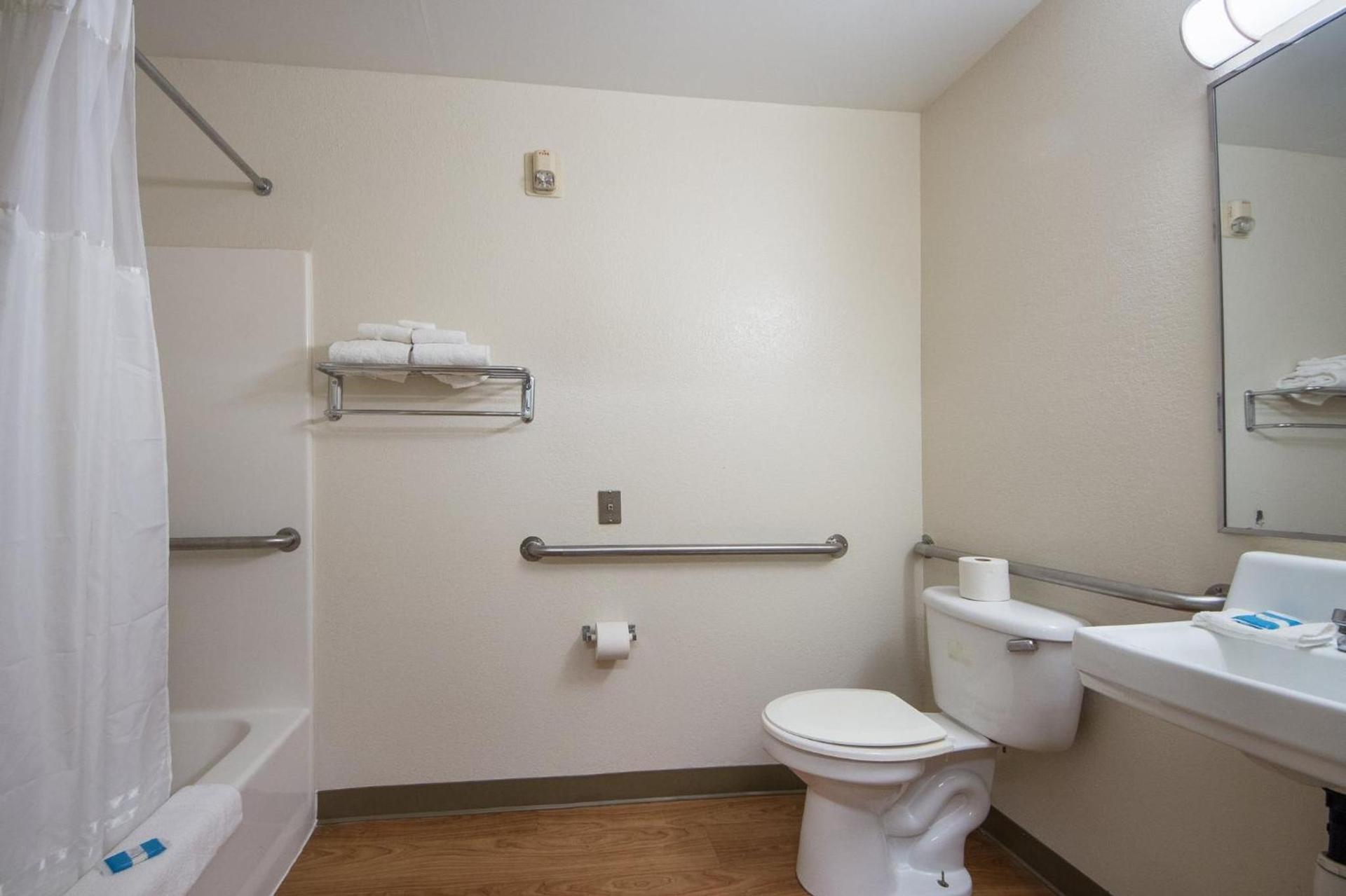 HomeTowne Studios by Red Roof Dallas - Irving photo 21