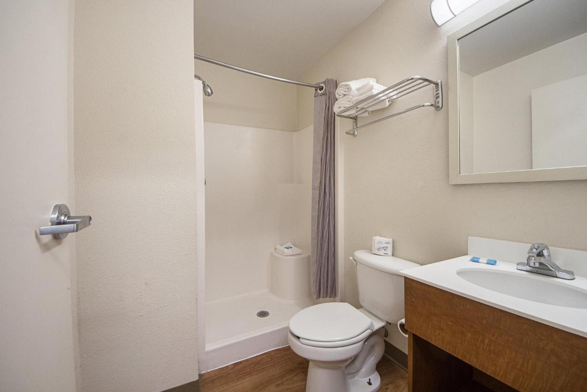 HomeTowne Studios by Red Roof Dallas - Irving photo 20