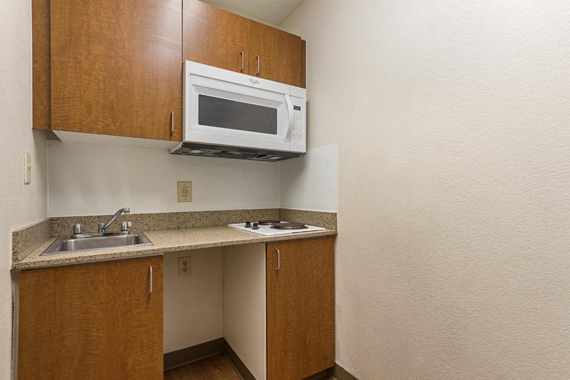 HomeTowne Studios by Red Roof Dallas - Irving photo 15