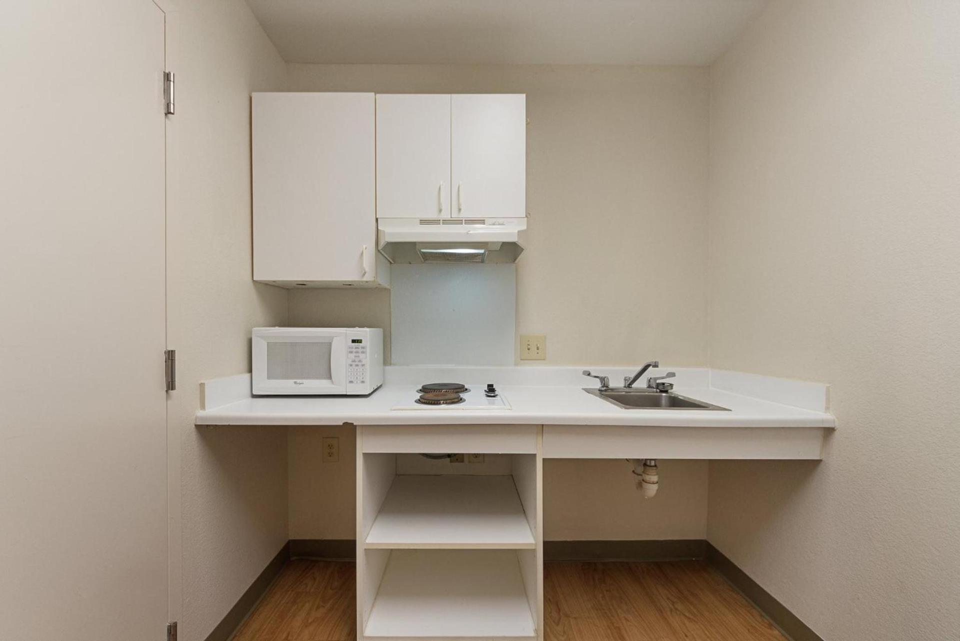 HomeTowne Studios by Red Roof Dallas - Irving photo 19