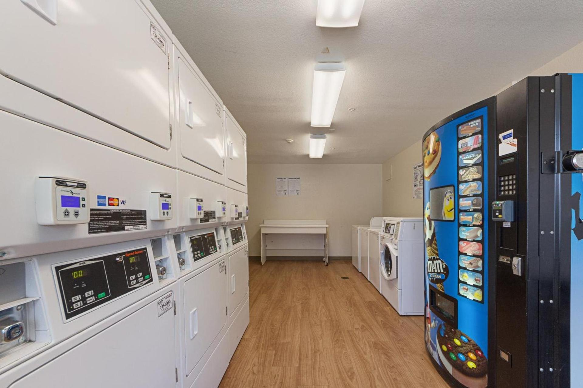HomeTowne Studios by Red Roof Dallas - Irving photo 6