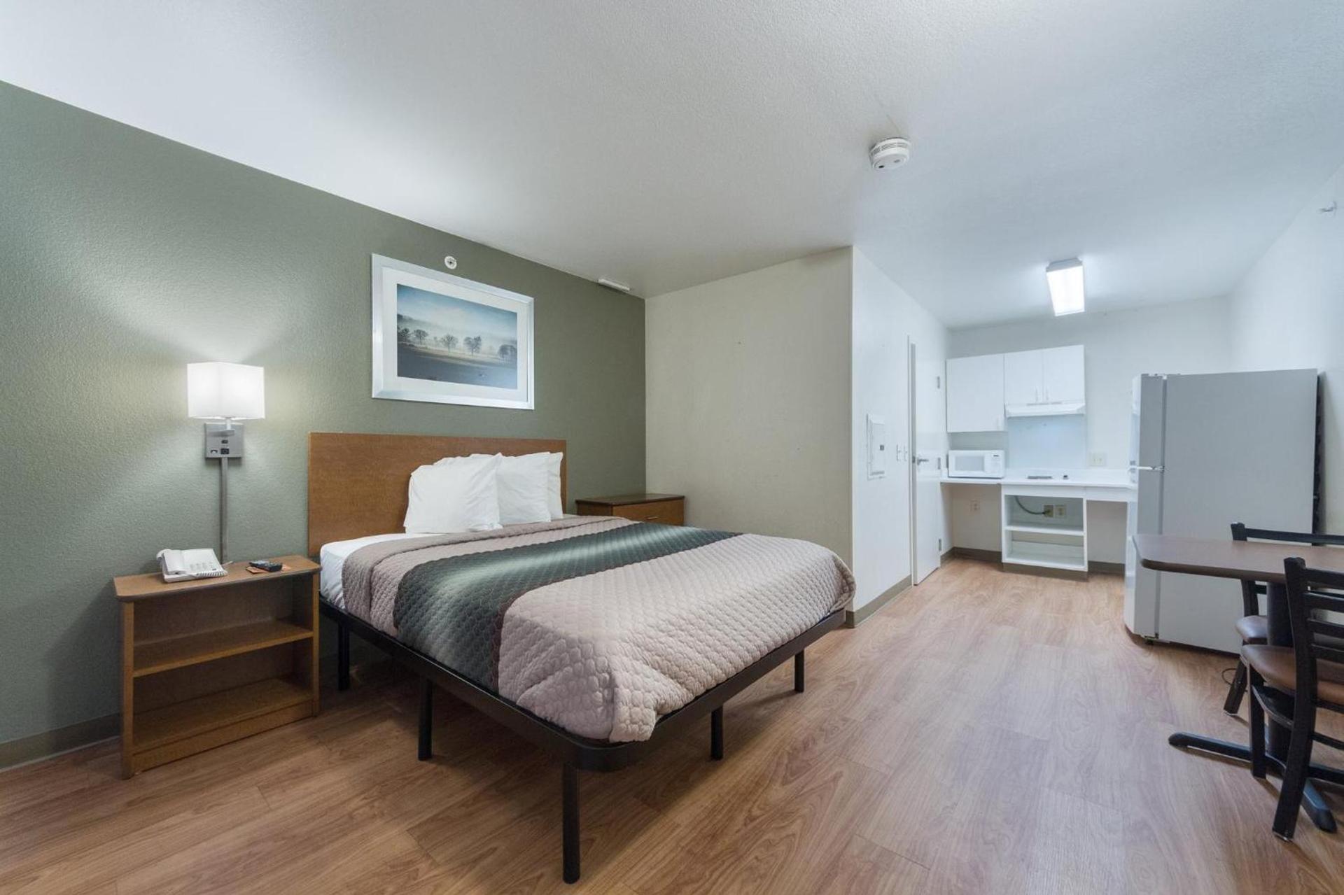HomeTowne Studios by Red Roof Dallas - Irving photo 18