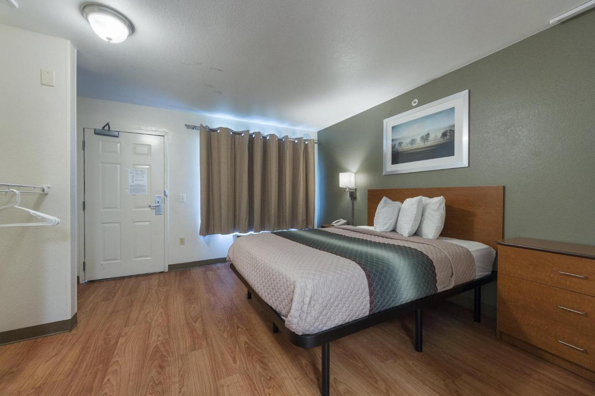 HomeTowne Studios by Red Roof Dallas - Irving photo 14