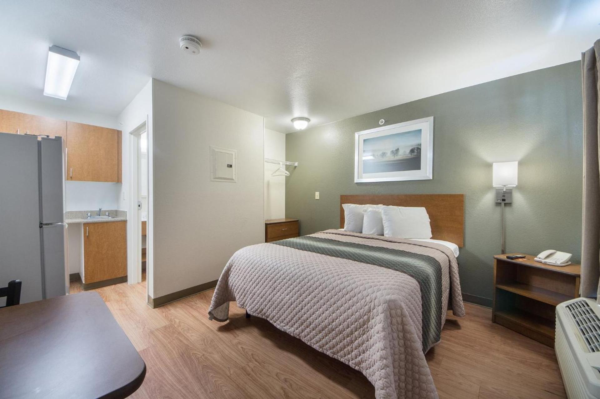 HomeTowne Studios by Red Roof Dallas - Irving photo 11