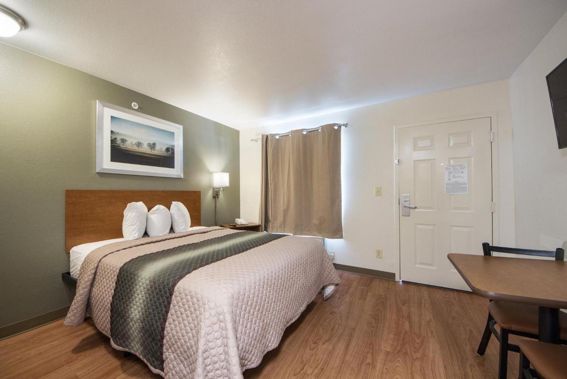 HomeTowne Studios by Red Roof Dallas - Irving photo 10