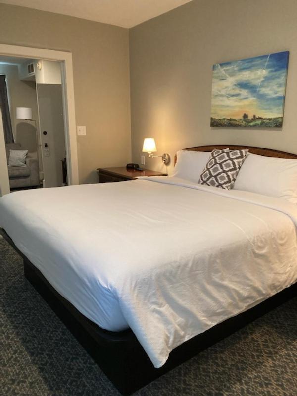 Country Squire Inn and Suites photo 3