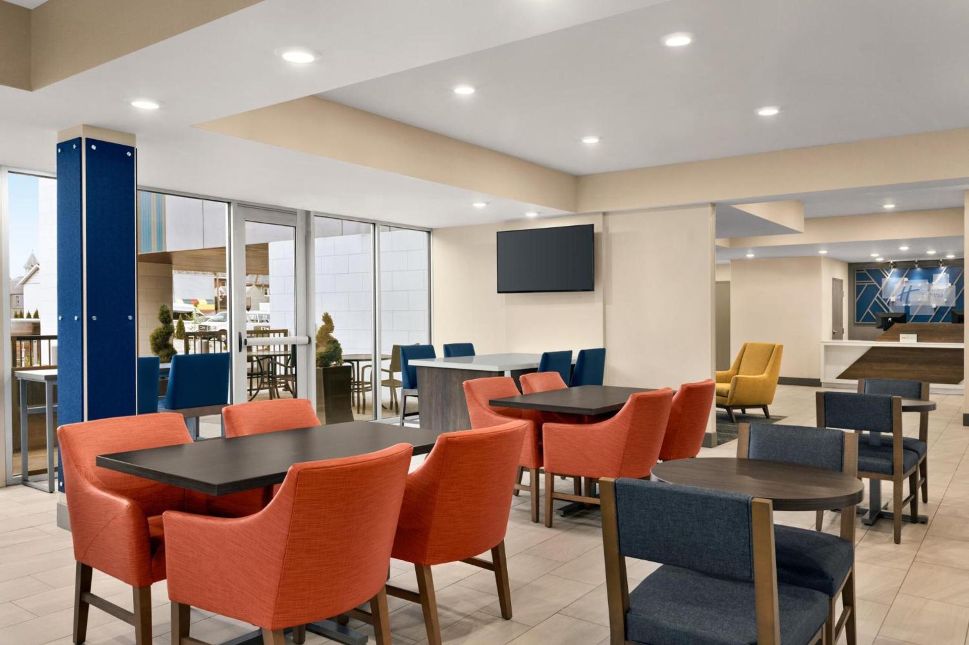 Holiday Inn Express & Suites Evansville Downtown by IHG photo 41