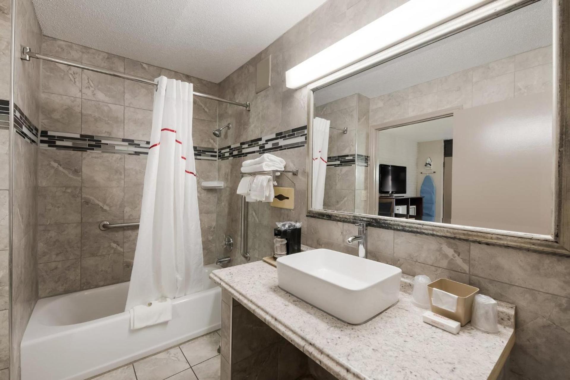 Red Roof Inn Lenoir photo 16