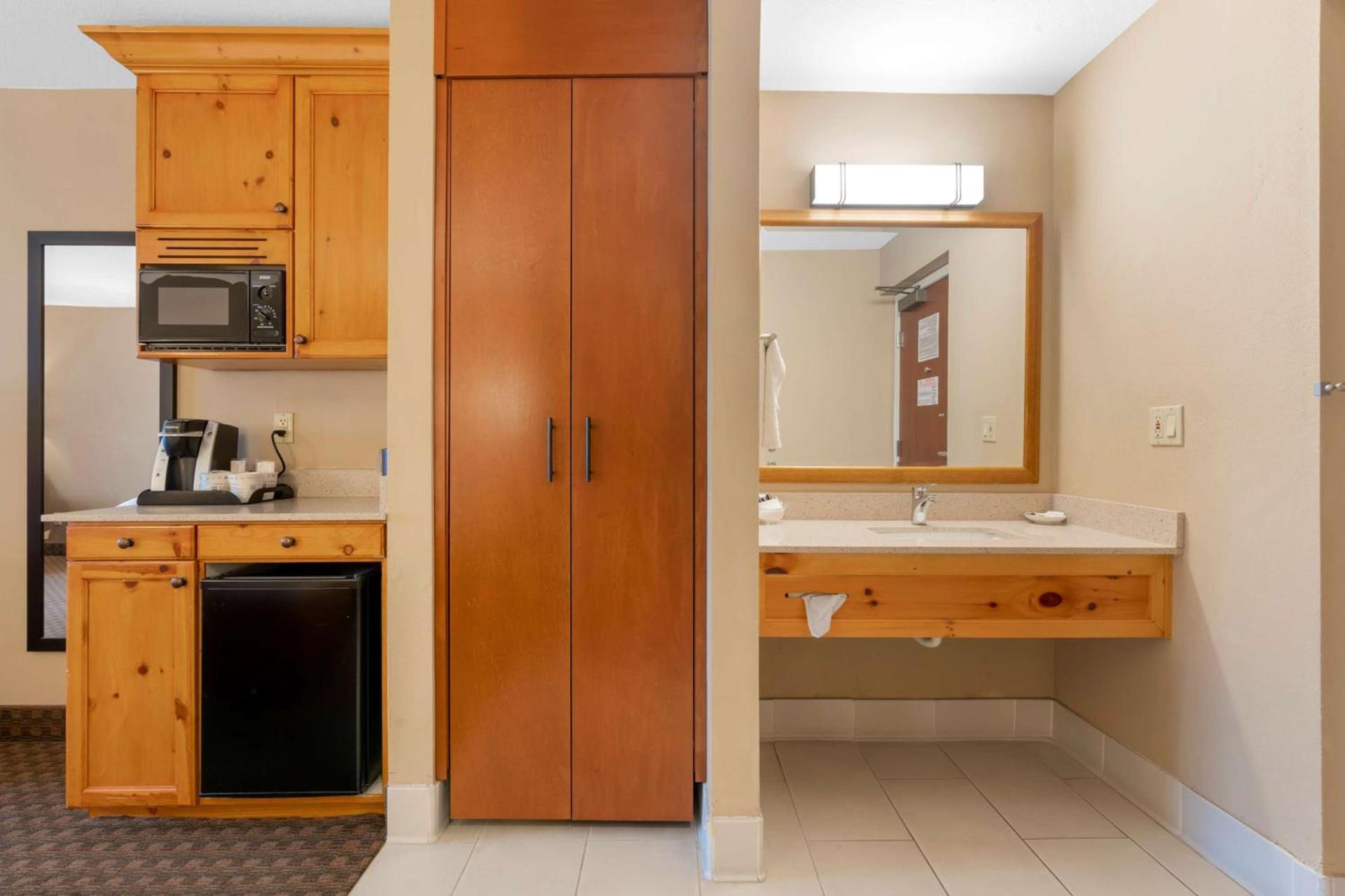 Best Western Plus Olympic Inn photo 19