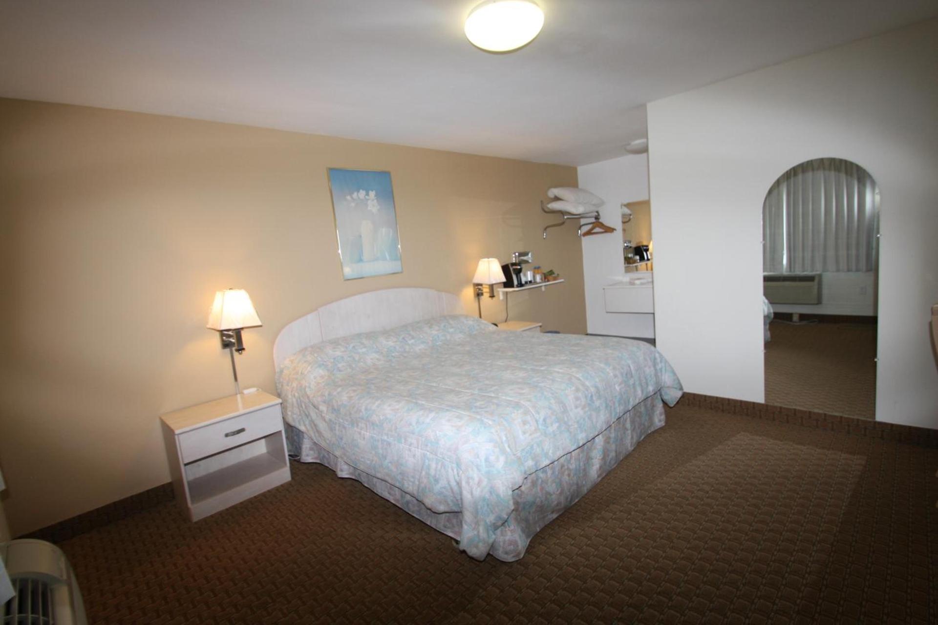 Redwood Inn photo 27