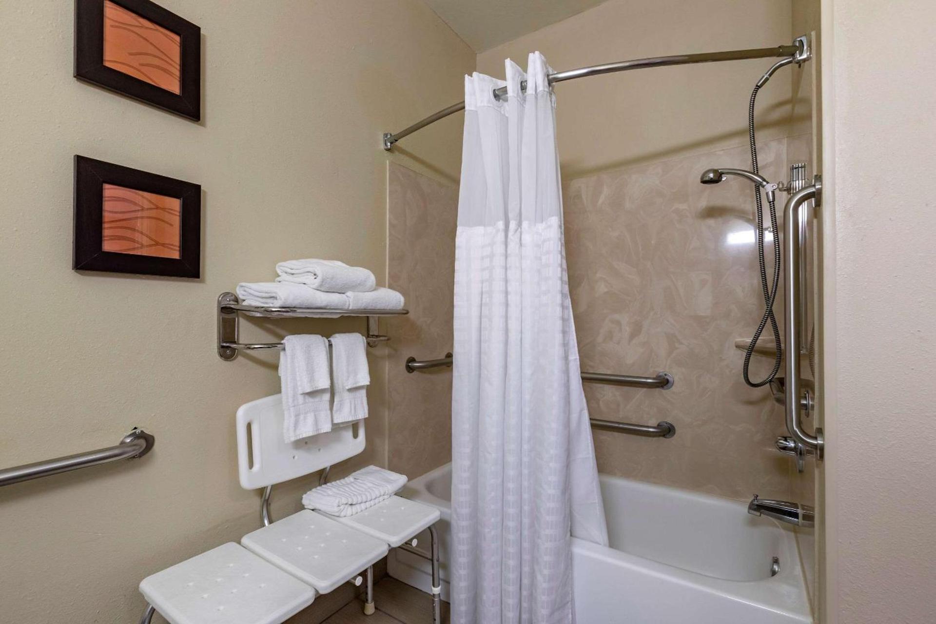 Comfort Inn & Suites Waterloo - Cedar Falls photo 8
