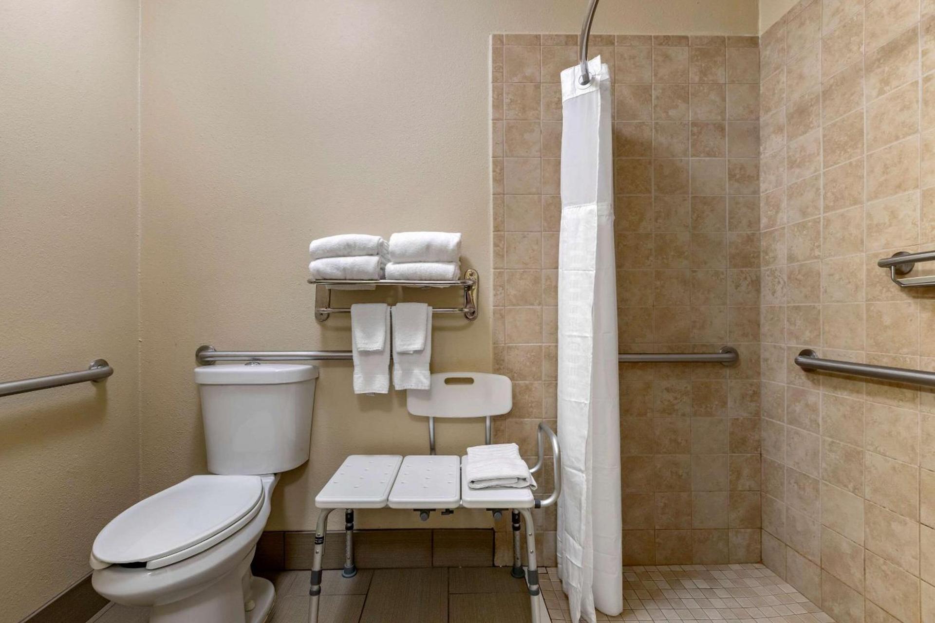 Comfort Inn & Suites Waterloo - Cedar Falls photo 12
