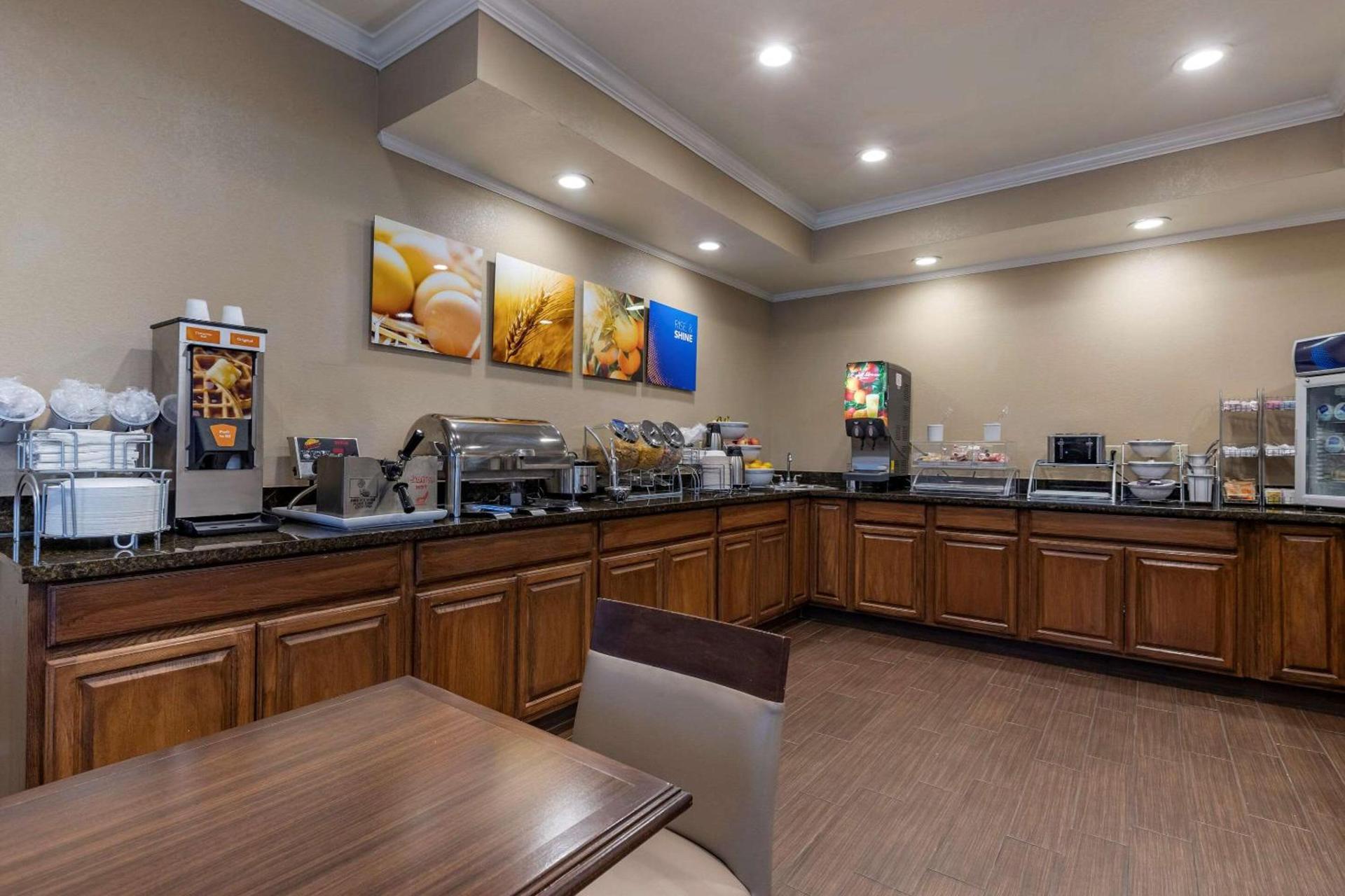 Comfort Inn & Suites Waterloo - Cedar Falls photo 28