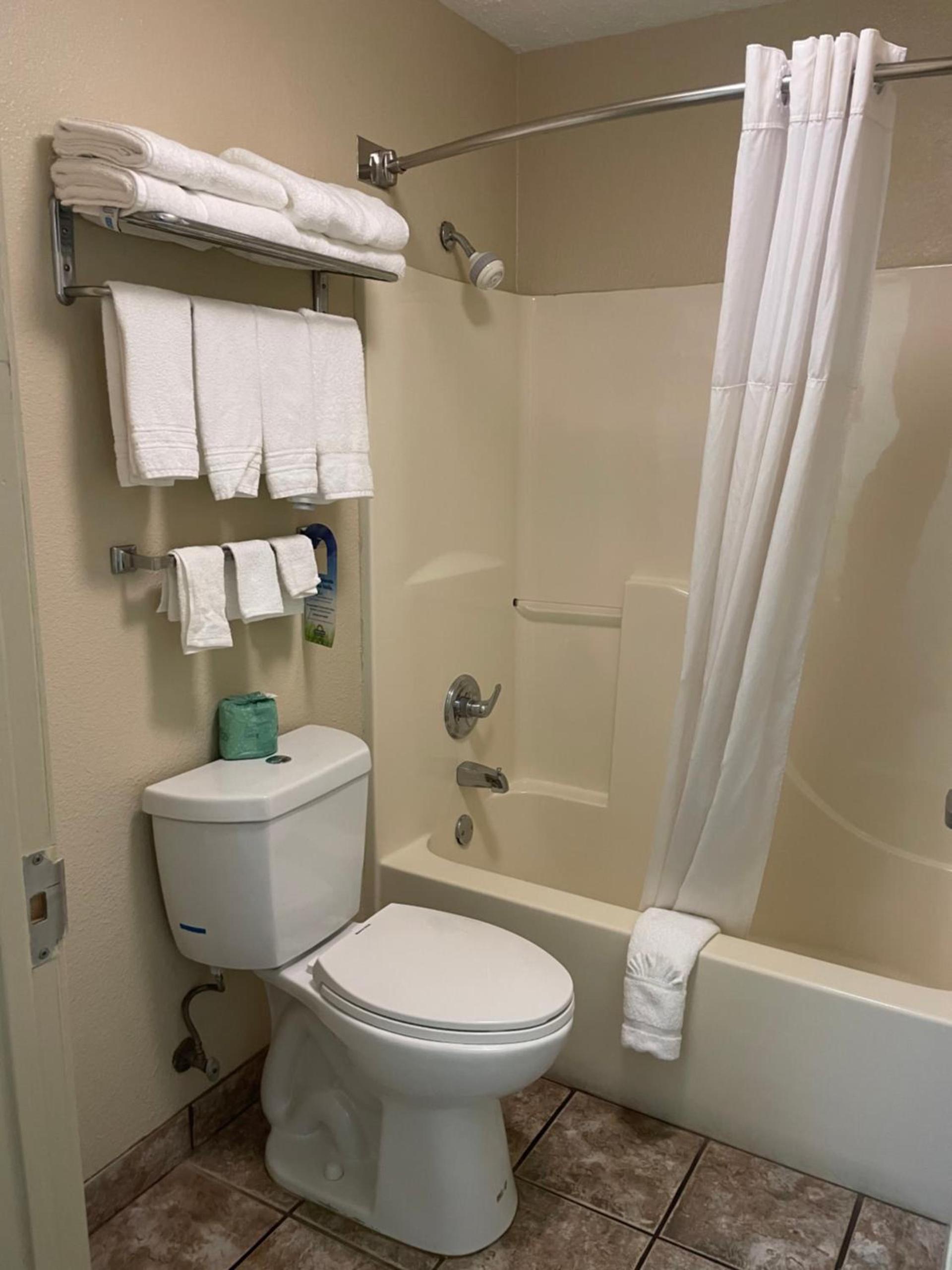 Days Inn by Wyndham Lexington photo 40