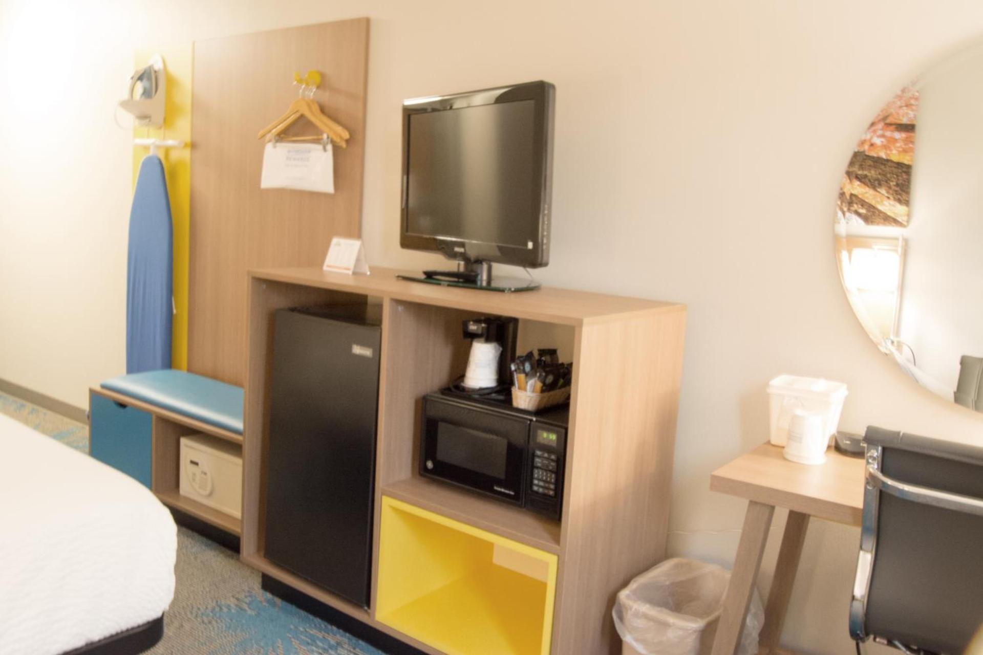Days Inn by Wyndham Marquette photo 87