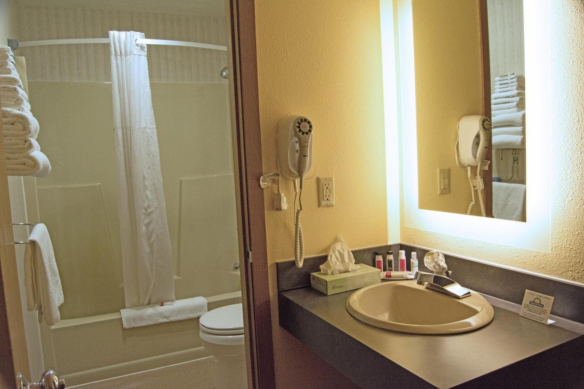 Days Inn by Wyndham Marquette photo 88