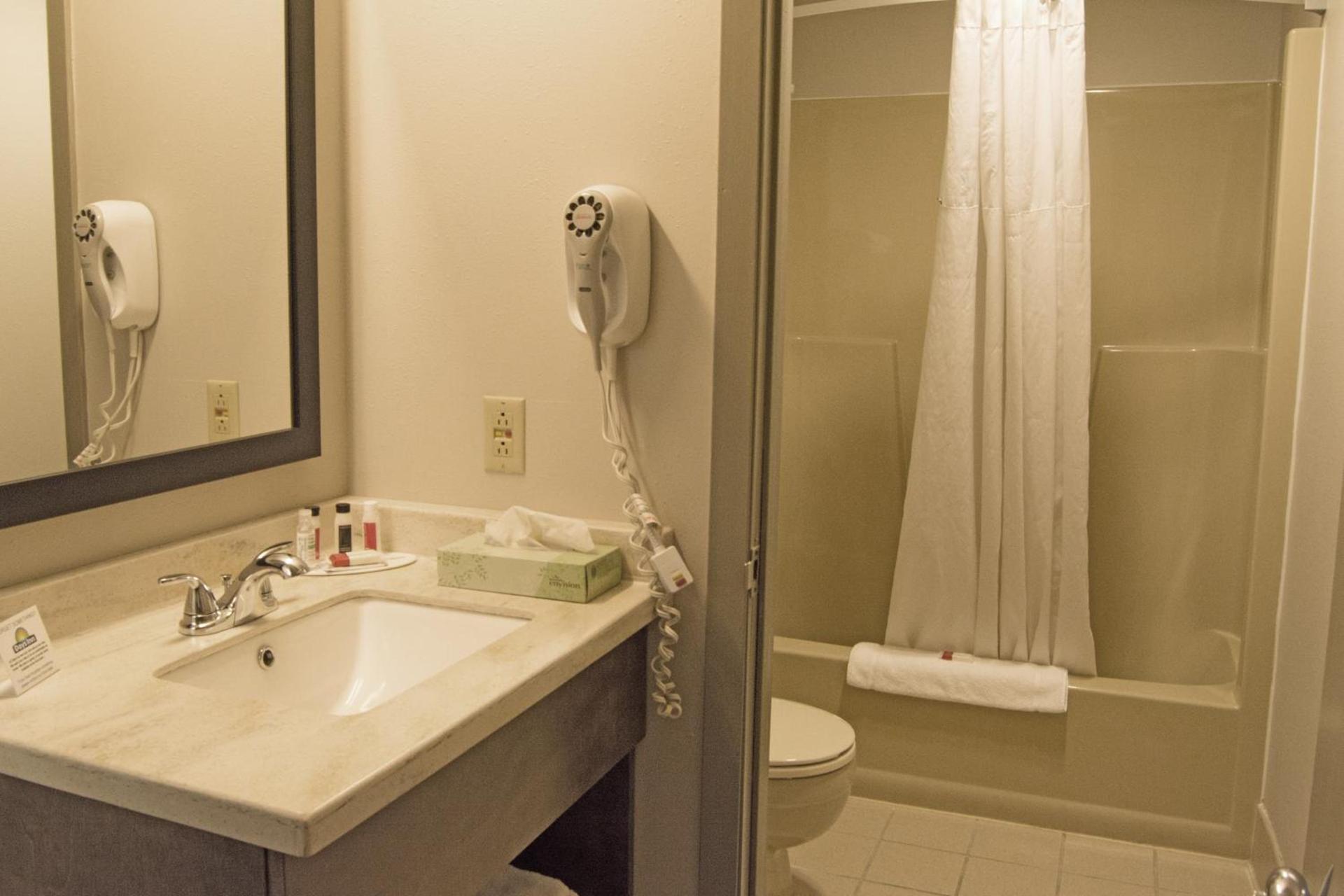 Days Inn by Wyndham Marquette photo 89