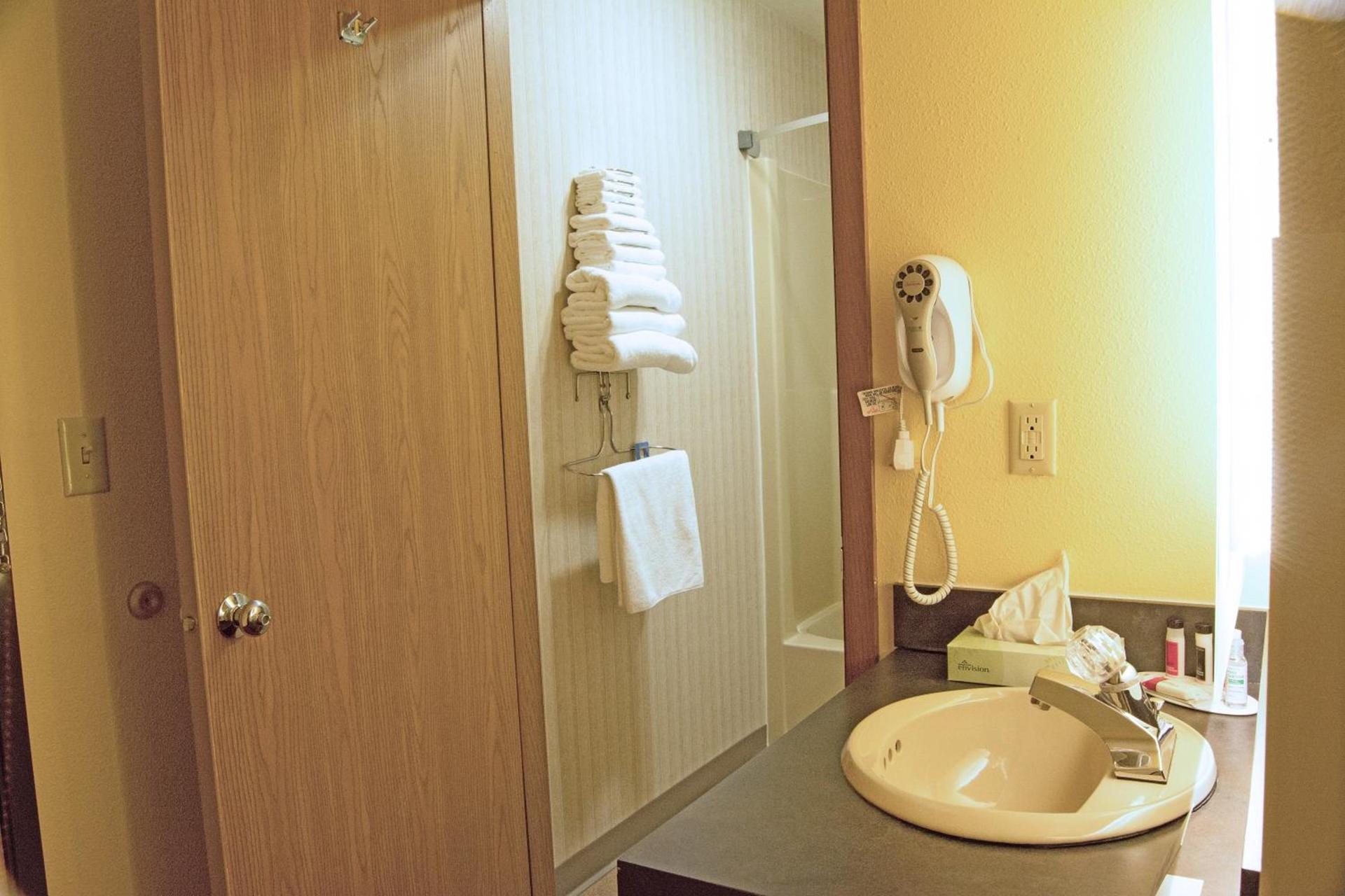 Days Inn by Wyndham Marquette photo 90