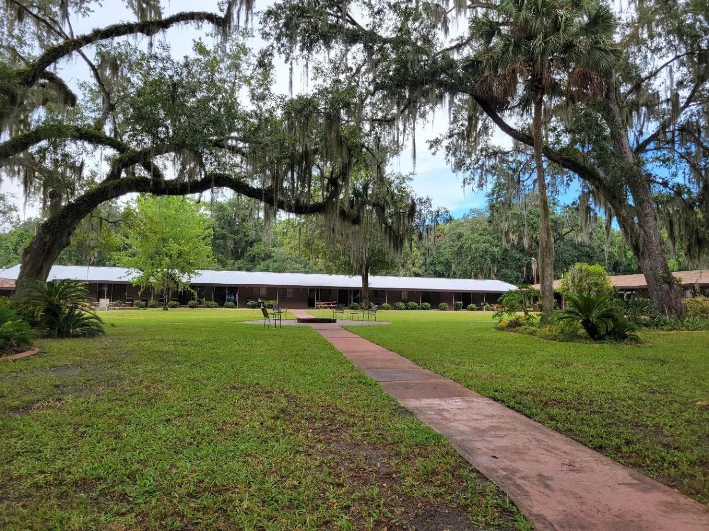 Tropical Marina & Resort on Lake Beresford photo 23