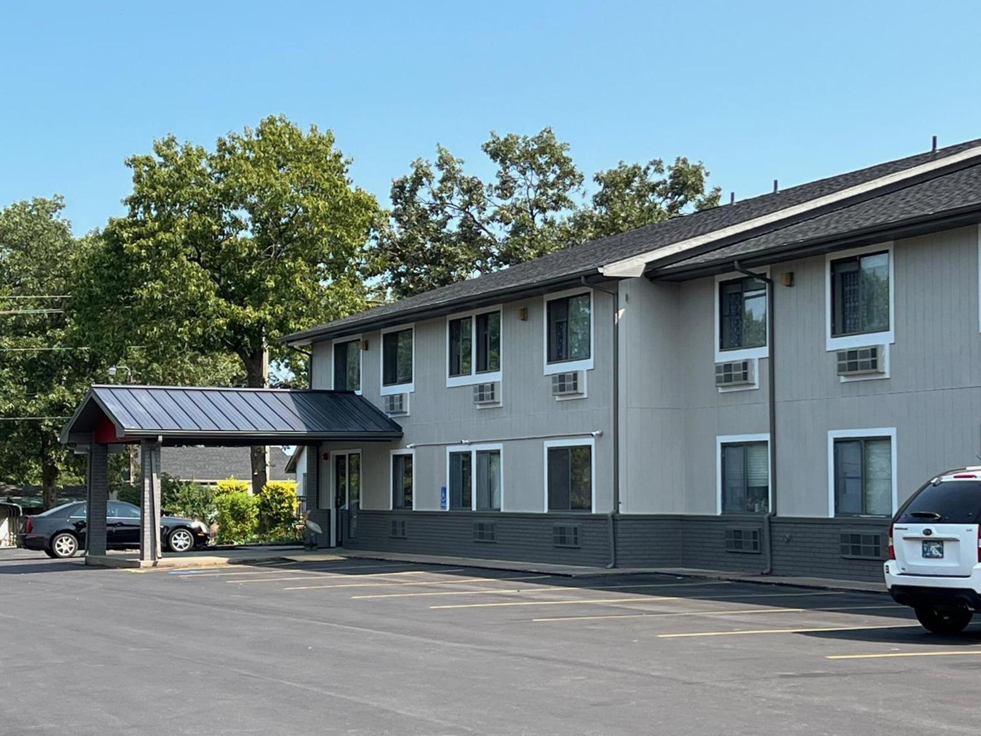 Hilltop Inn & Suites photo 12