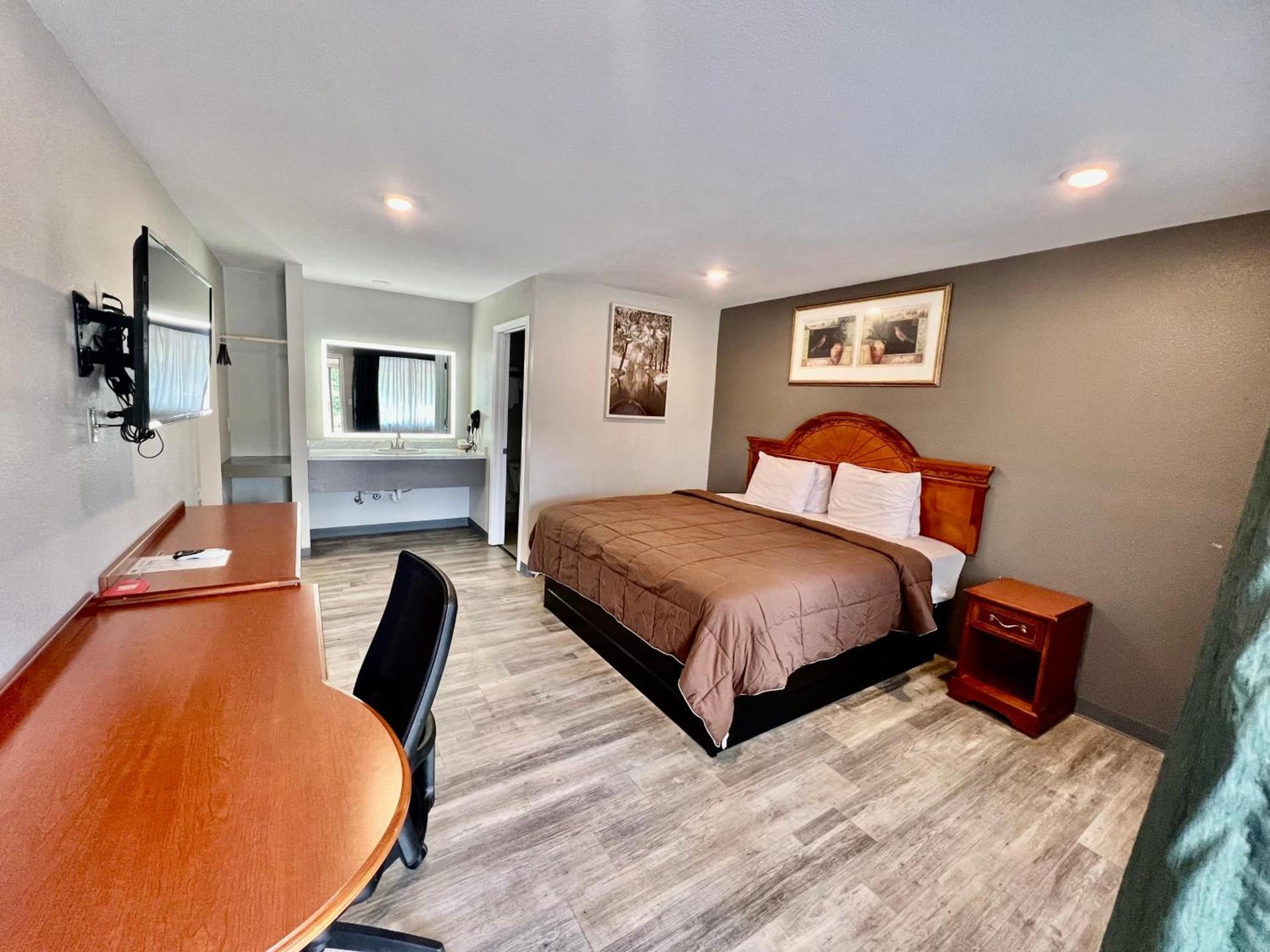 Ozark Inn & Suites photo 61