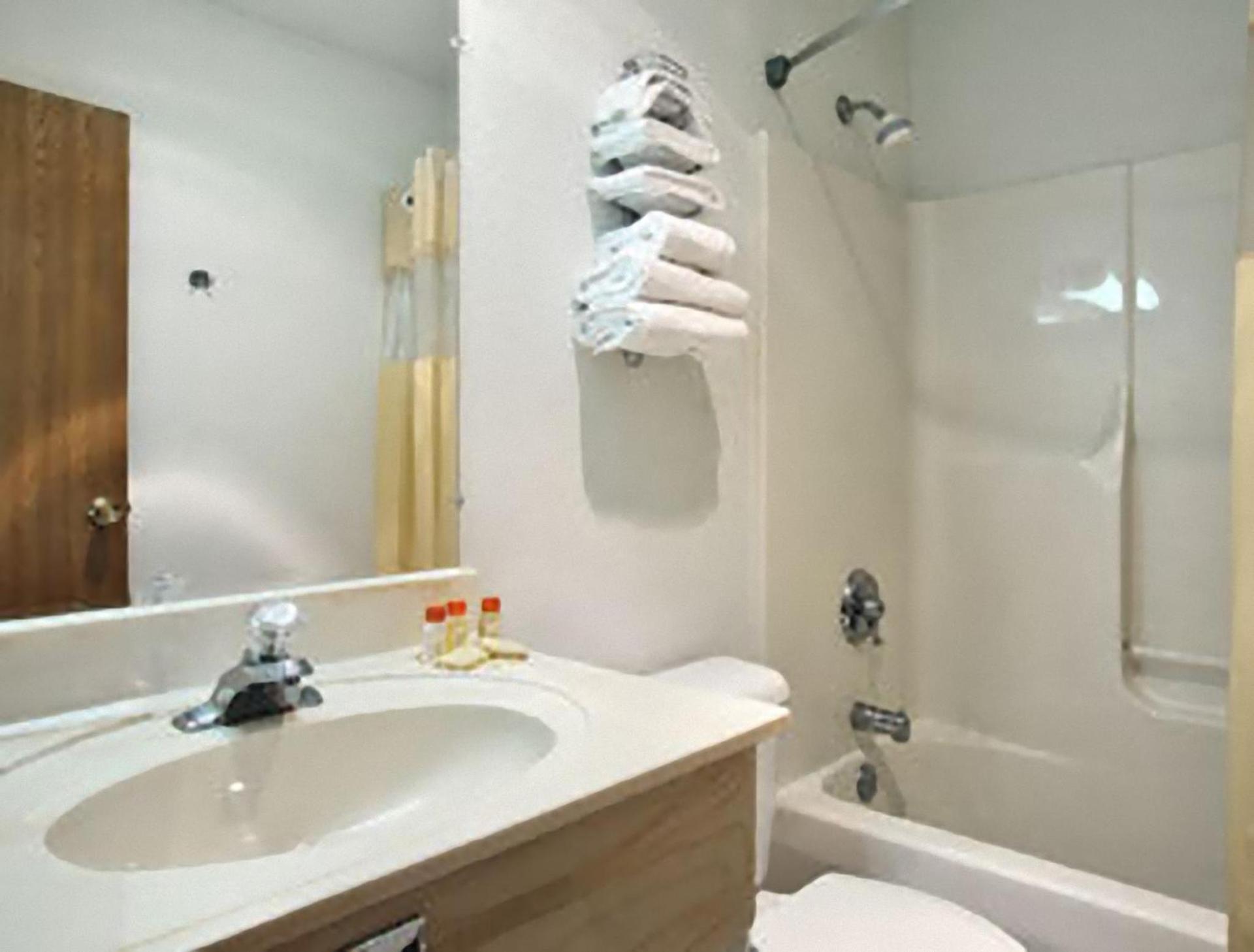 Travelodge by Wyndham Waukegan Gurnee photo 2