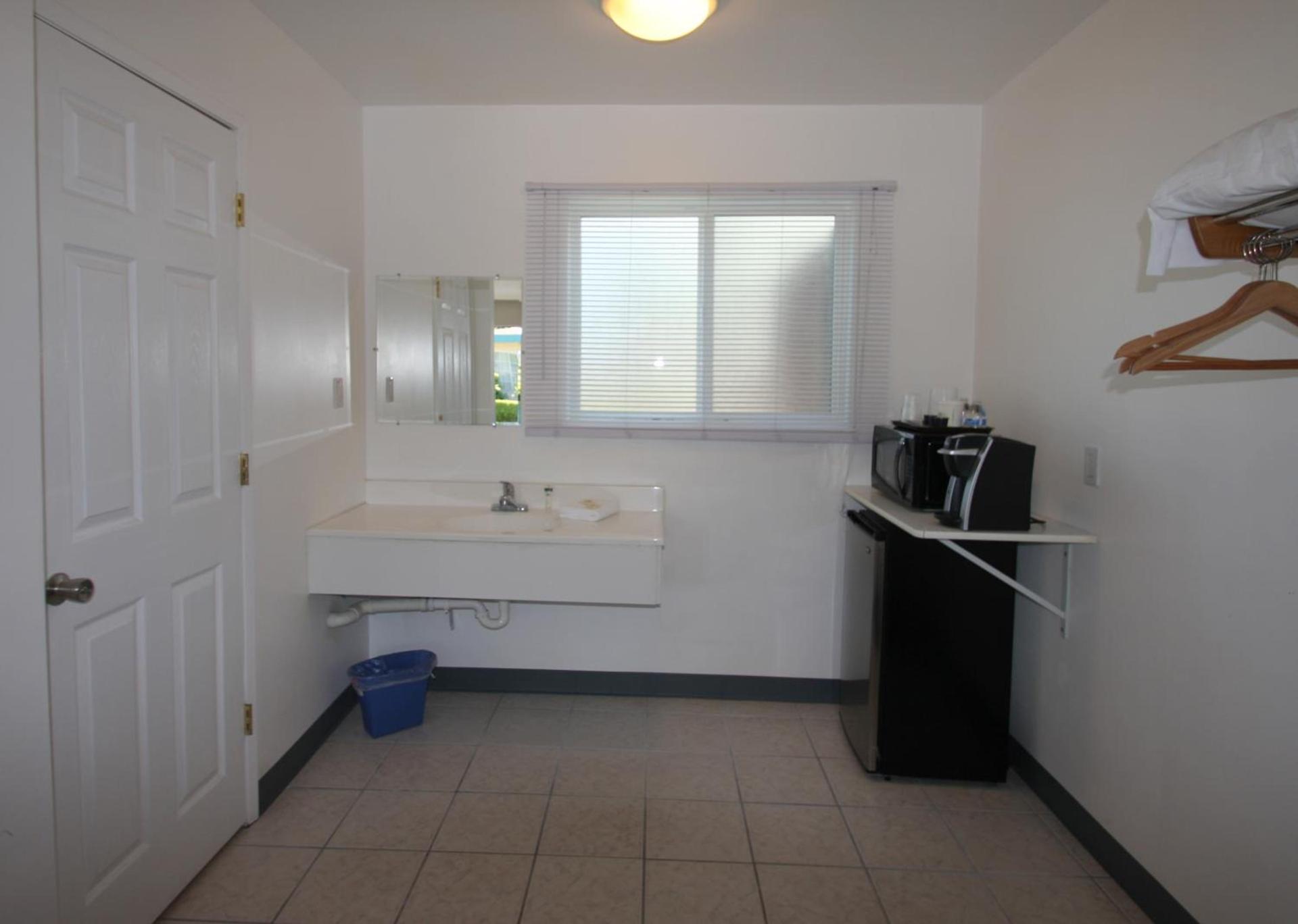 Redwood Inn photo 25