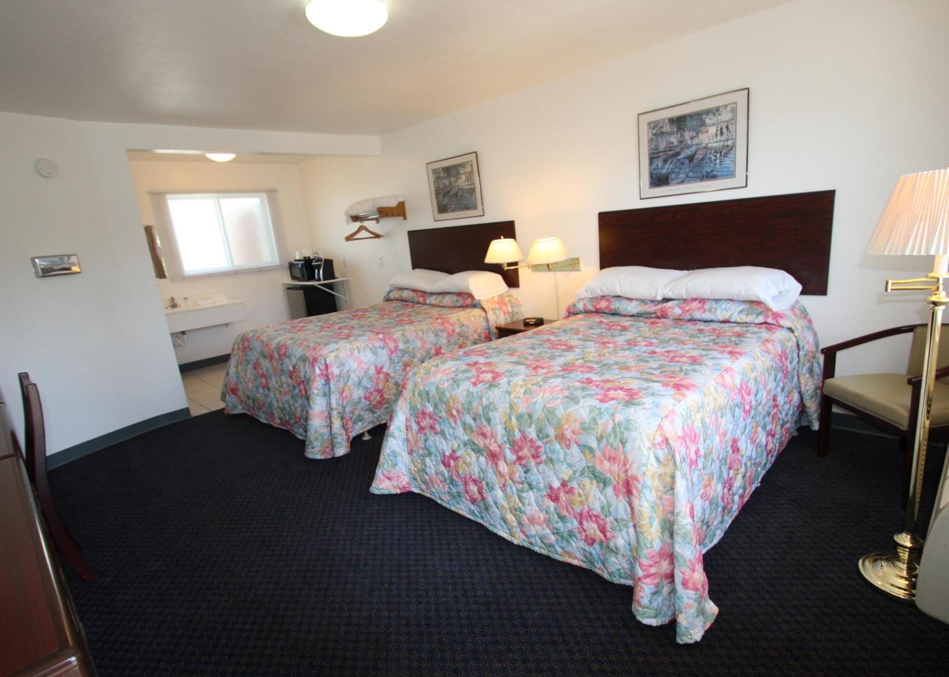 Redwood Inn photo 24