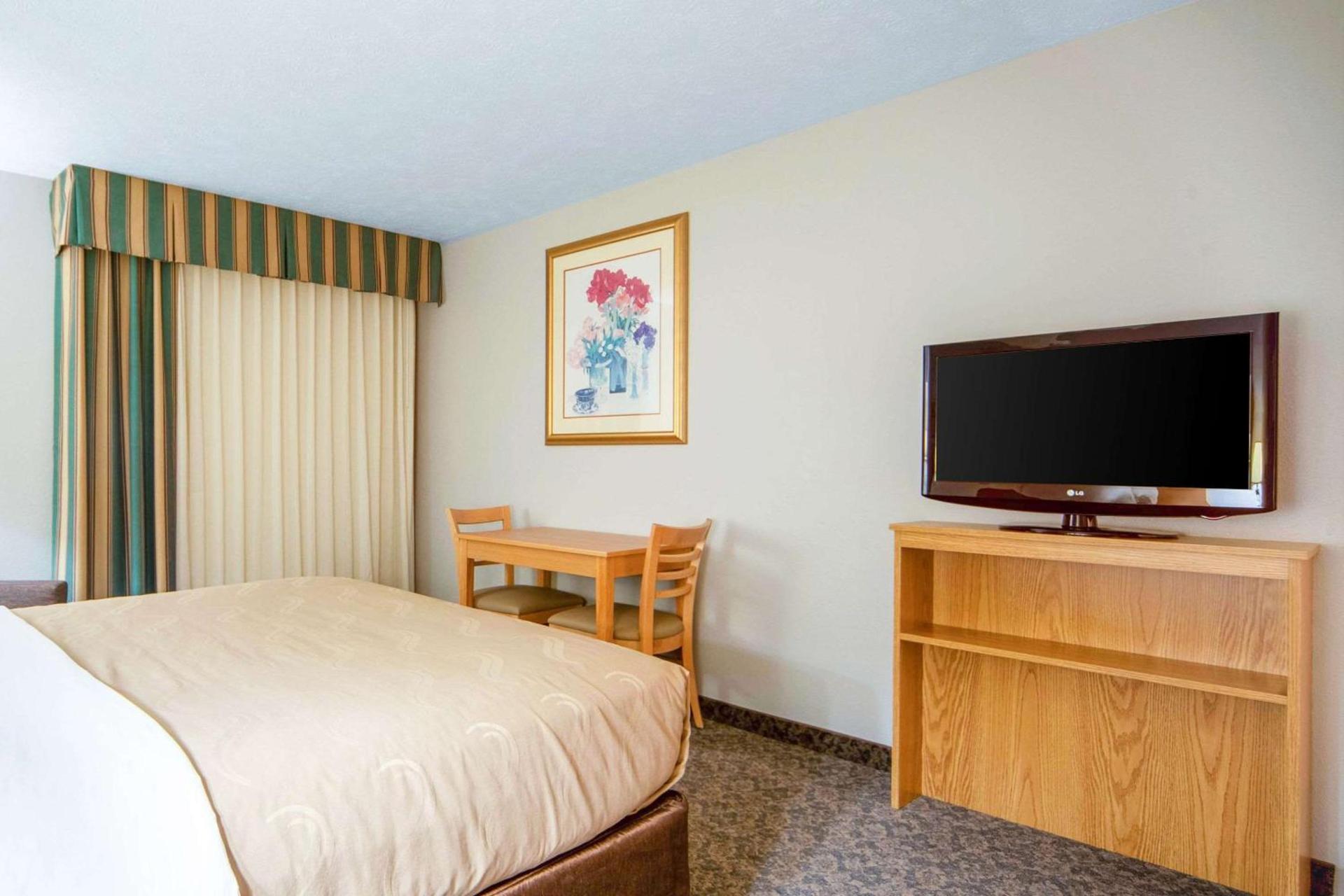 Suburban Studios I-80 Grand Island photo 16
