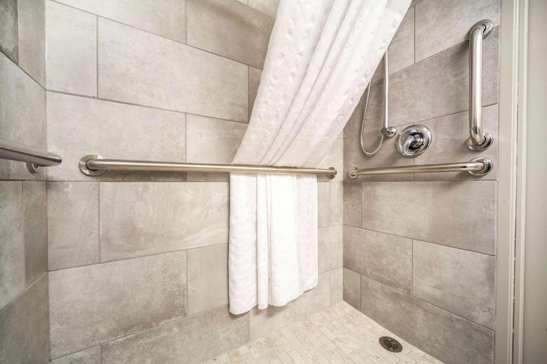 Suburban Studios I-80 Grand Island photo 14