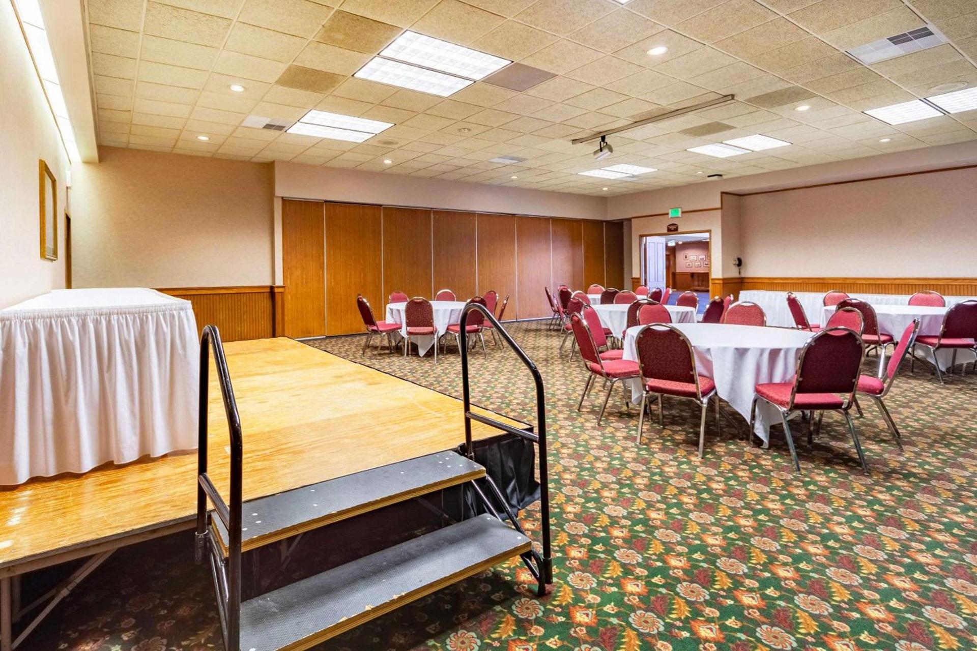 Suburban Studios I-80 Grand Island photo 35