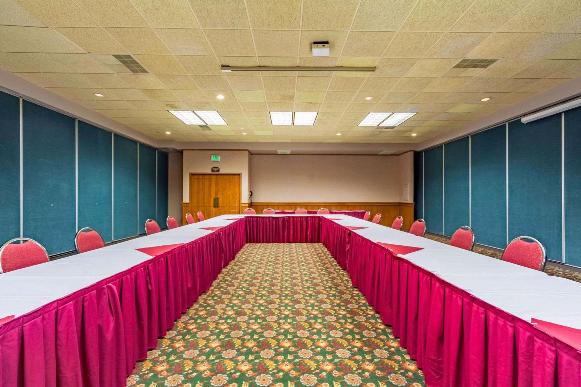 Suburban Studios I-80 Grand Island photo 38