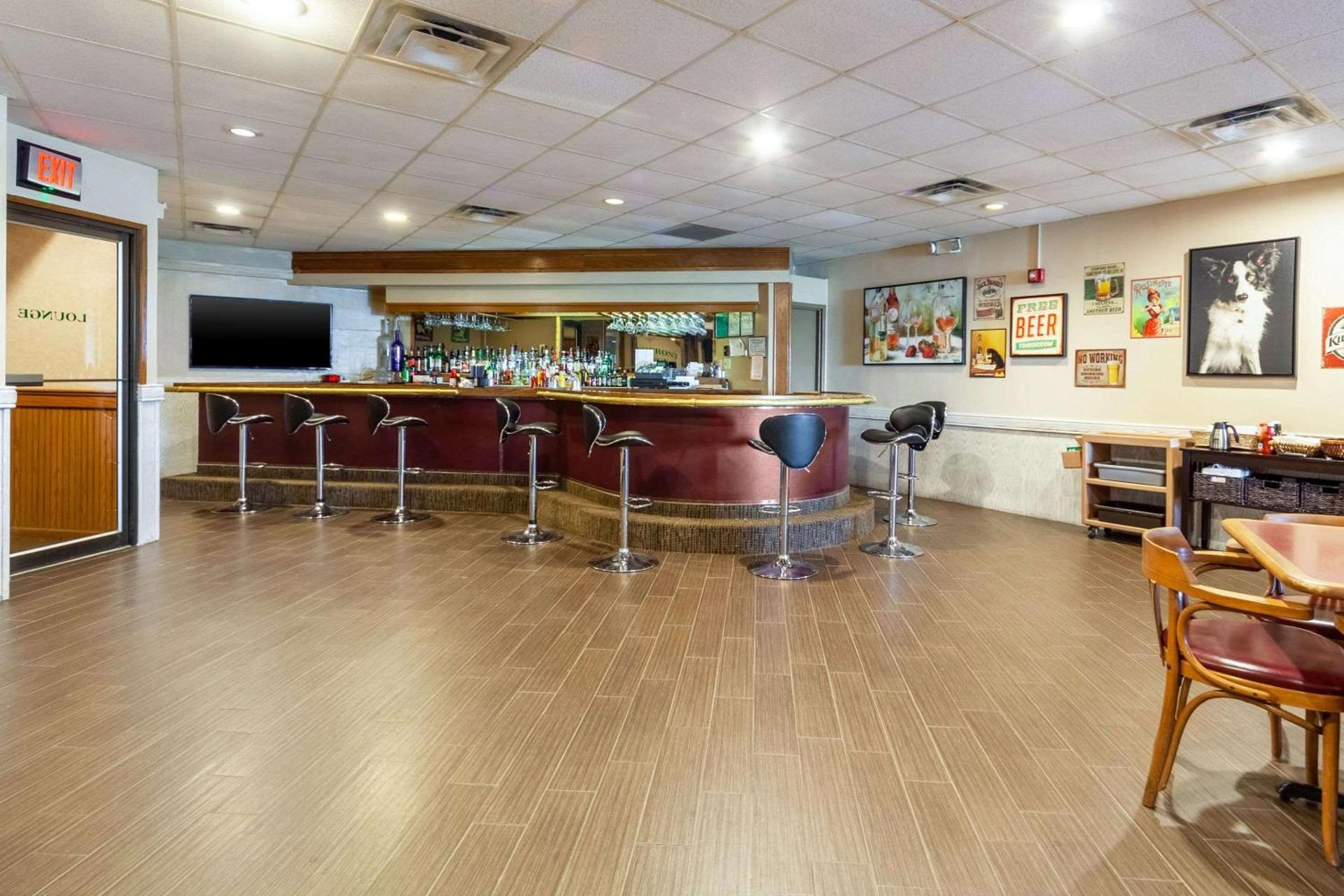Suburban Studios I-80 Grand Island photo 48
