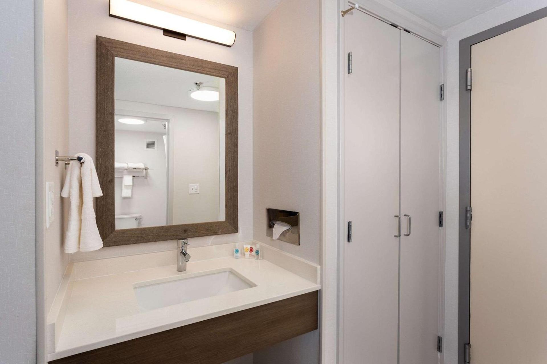 Comfort Inn & Suites Buffalo Airport photo 8
