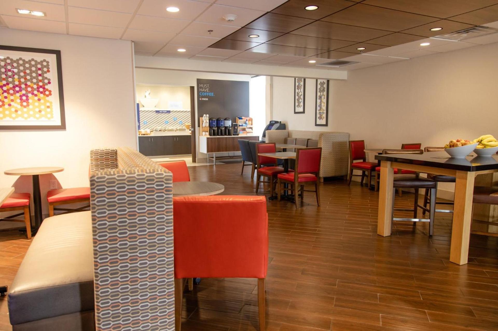 Holiday Inn Express Marshfield - Springfield Area by IHG photo 14