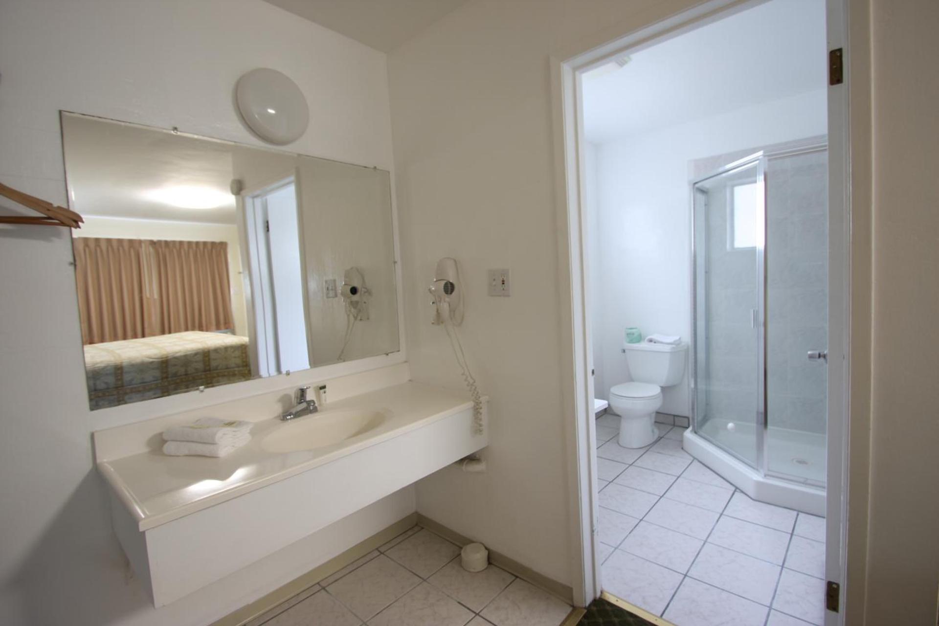 Redwood Inn photo 17