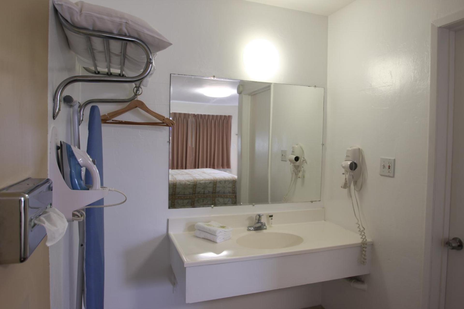 Redwood Inn photo 23
