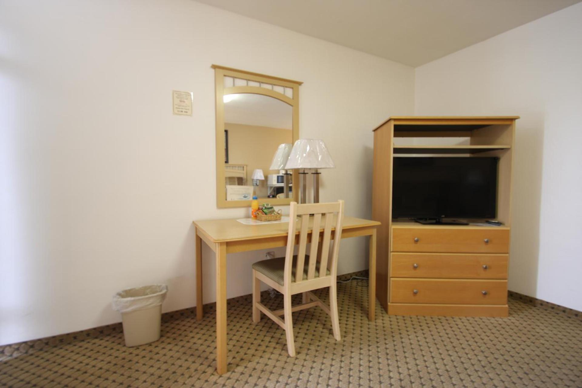 Redwood Inn photo 36