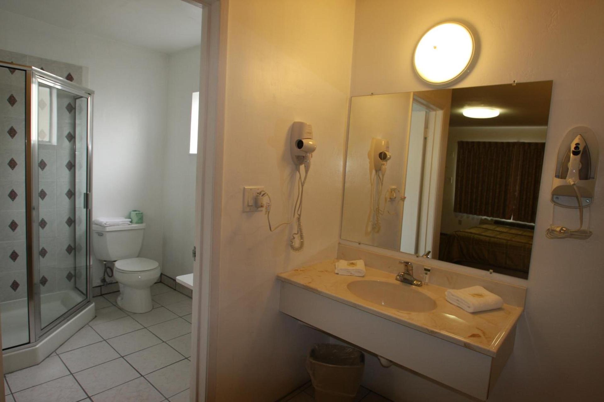 Redwood Inn photo 29