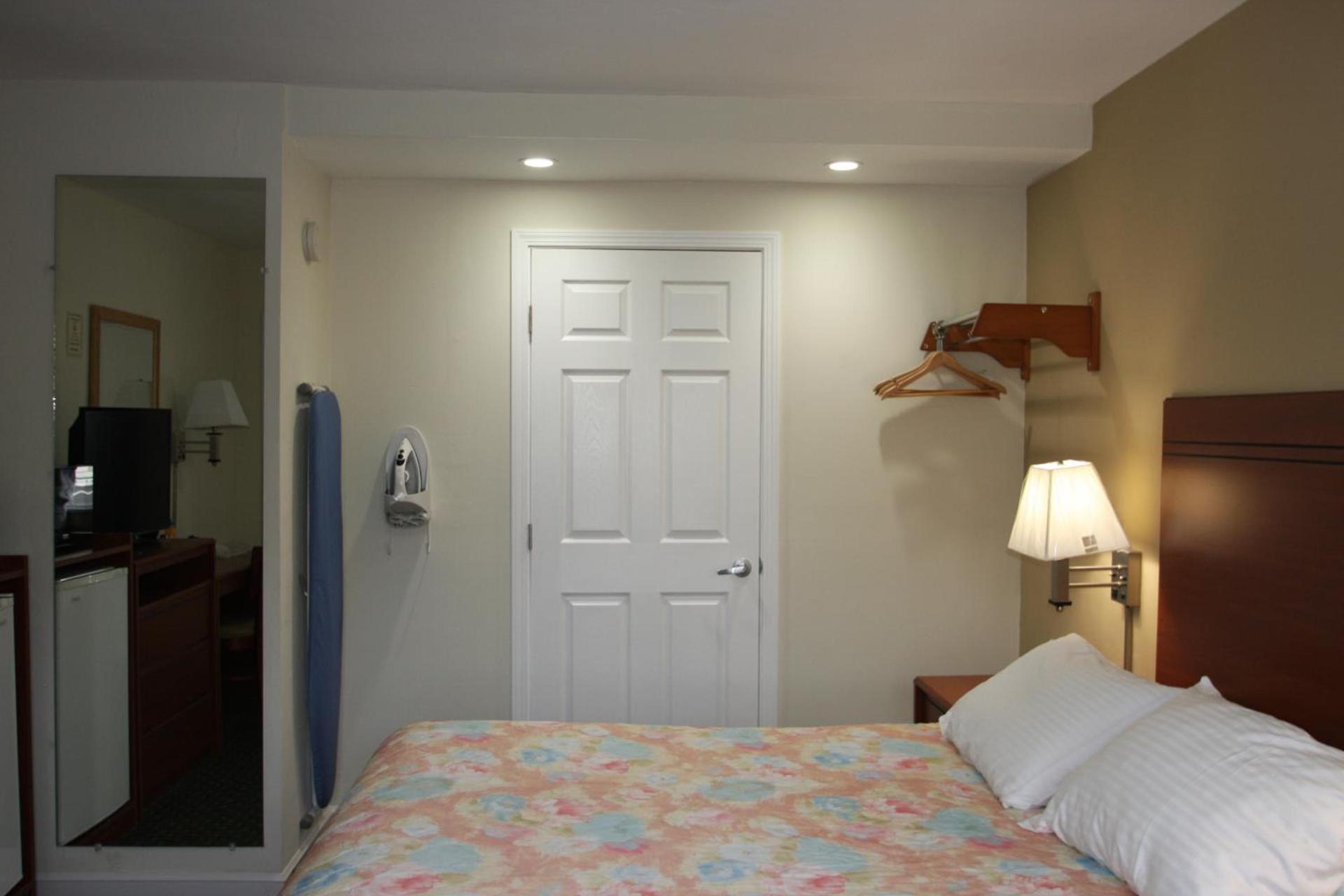 Redwood Inn photo 22