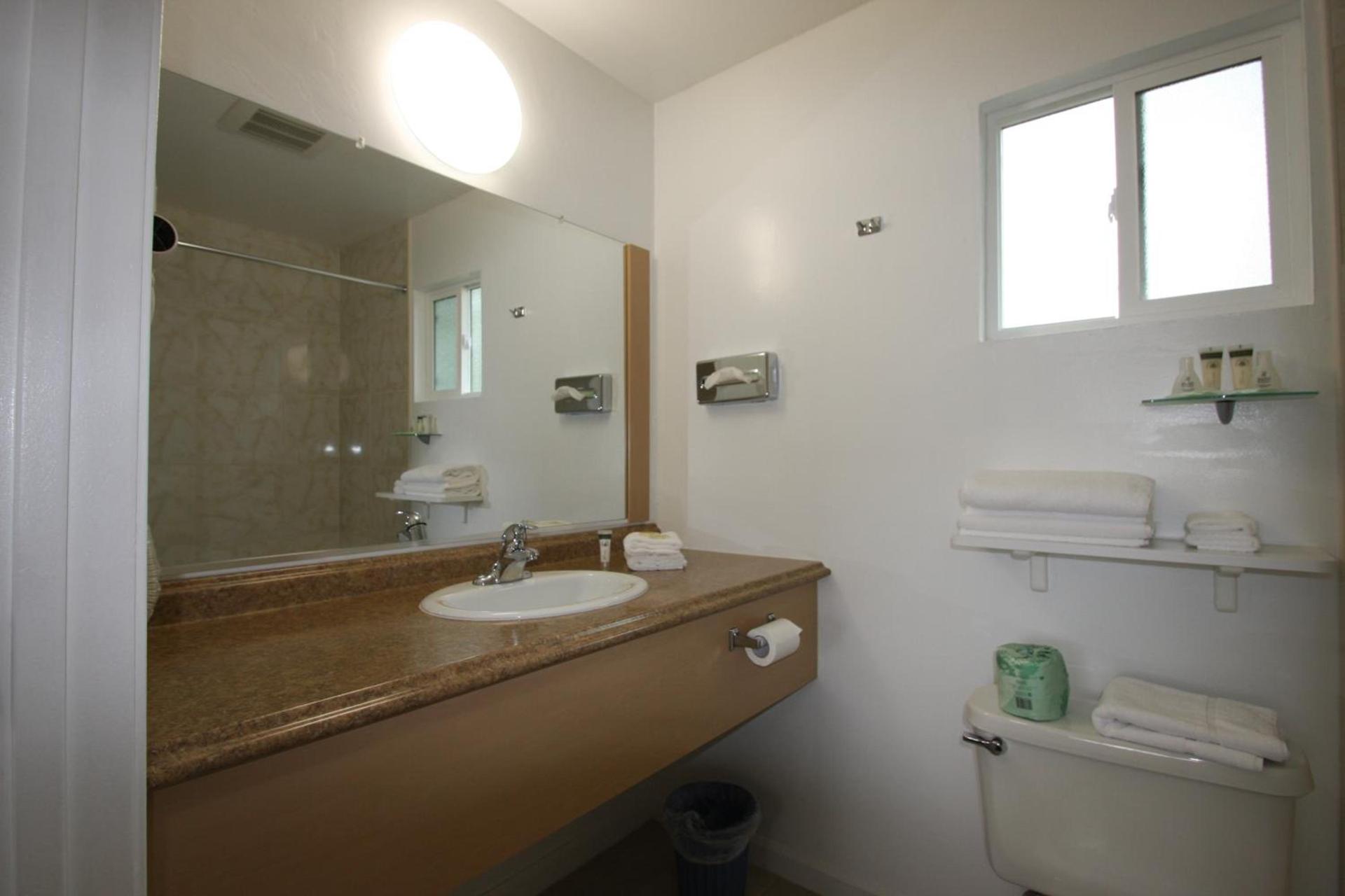 Redwood Inn photo 21