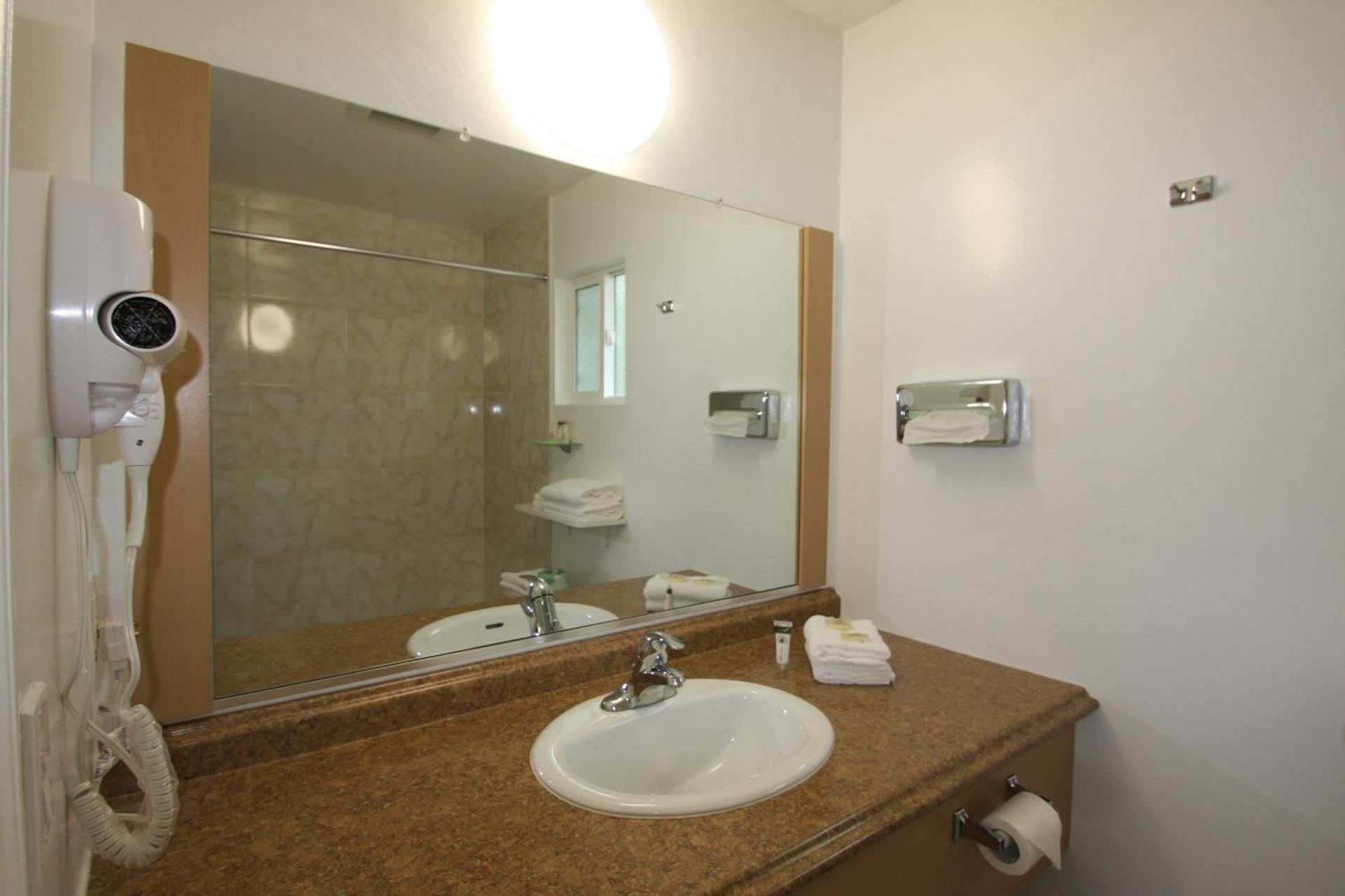 Redwood Inn photo 20