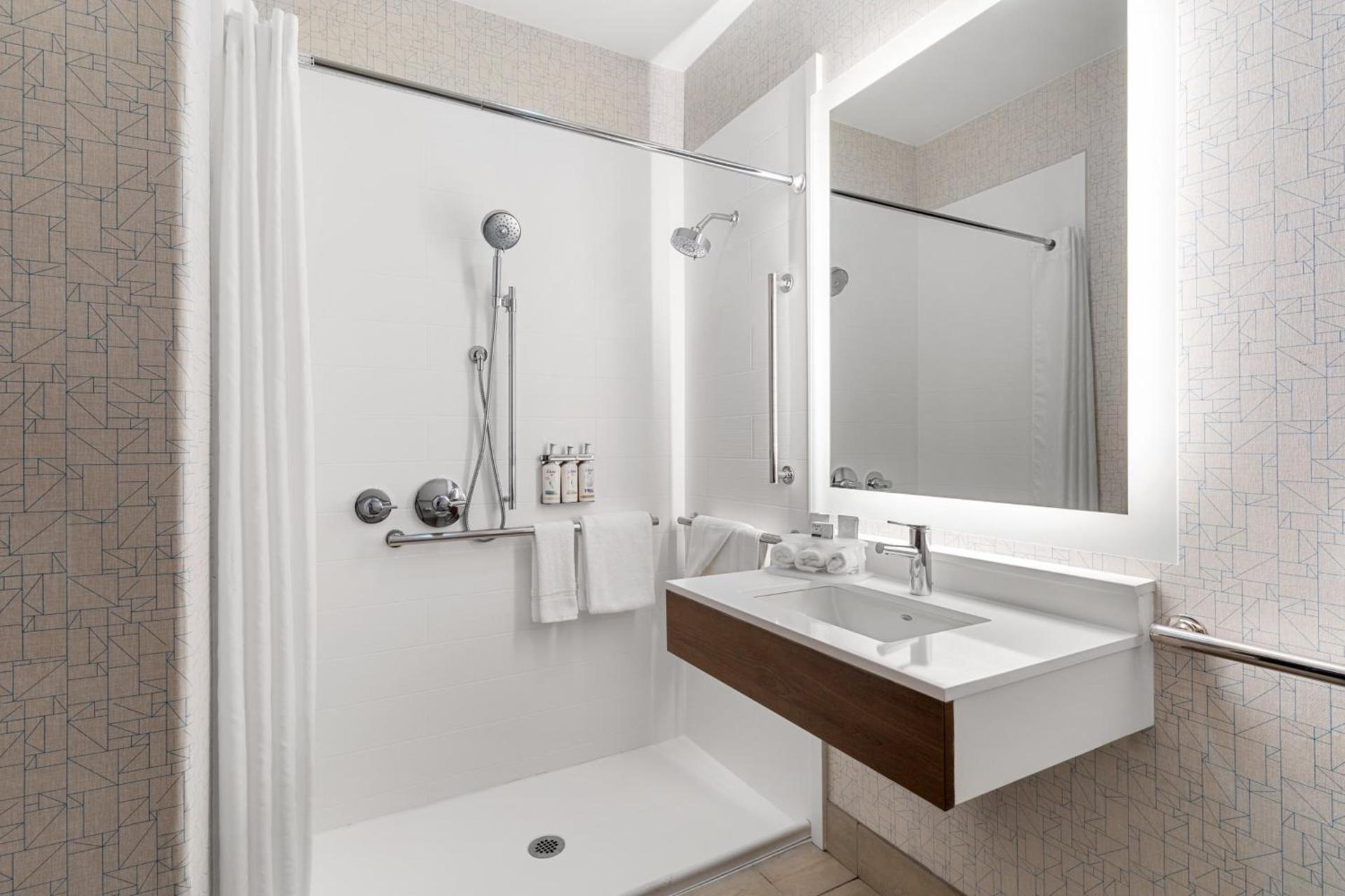 Holiday Inn Express Vancouver North by IHG photo 13