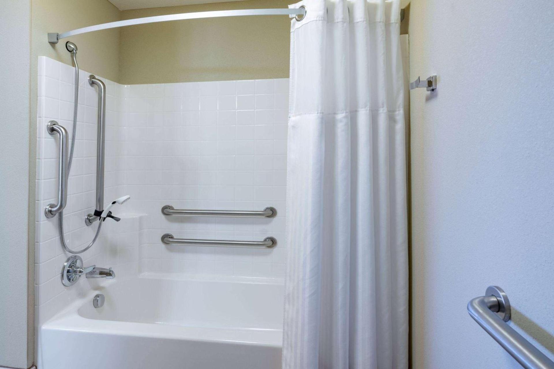 Hawthorn Suites by Wyndham Williston photo 11